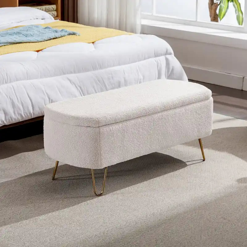 Banc de rangement capitonné avec pieds dorés — Fausse fourrure, bout de lit ou entrée