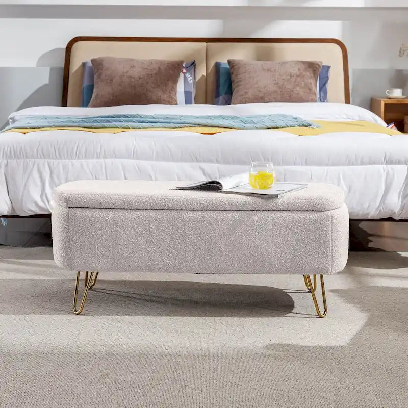 Banc de rangement capitonné avec pieds dorés — Fausse fourrure, bout de lit ou entrée