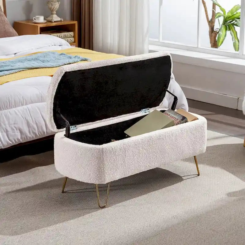 Banc de rangement capitonné avec pieds dorés — Fausse fourrure, bout de lit ou entrée