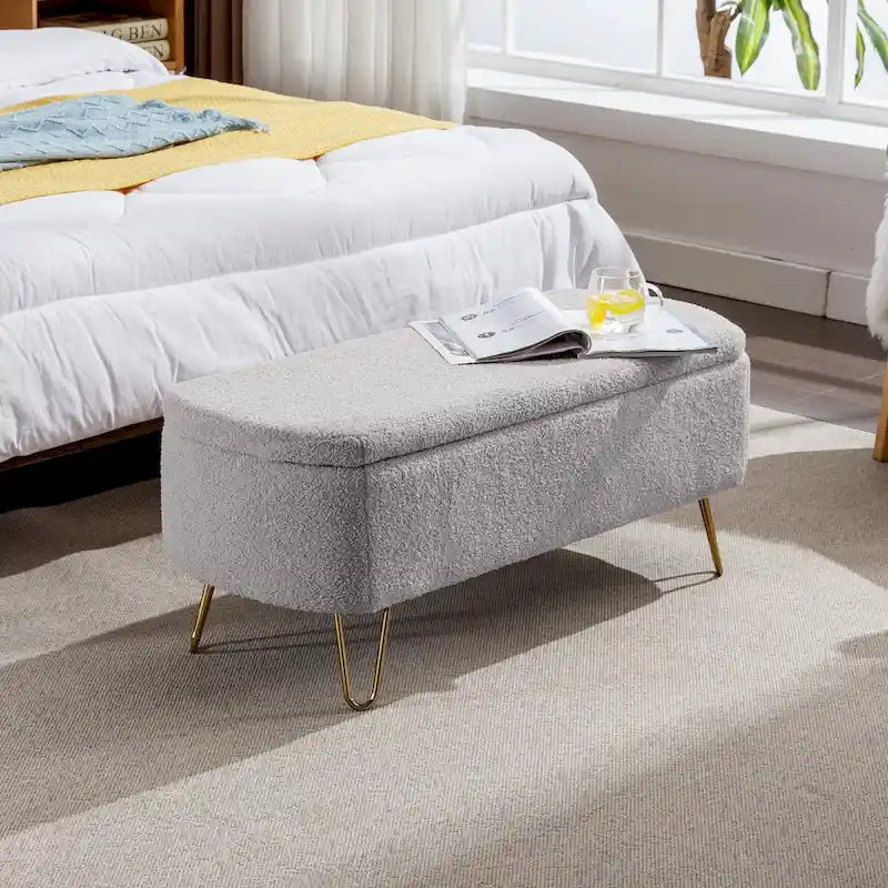 Banc de rangement capitonné avec pieds dorés — Fausse fourrure, bout de lit ou entrée