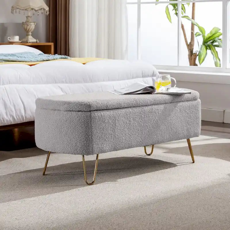 Banc de rangement capitonné avec pieds dorés — Fausse fourrure, bout de lit ou entrée