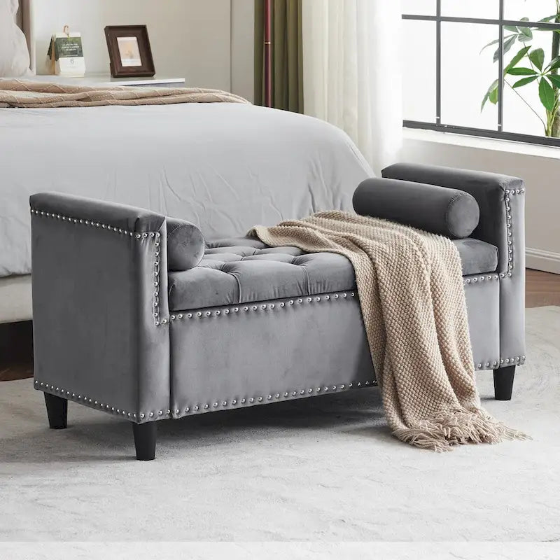 Banc de rangement en velours à capitons avec accoudoirs et garniture cloutée