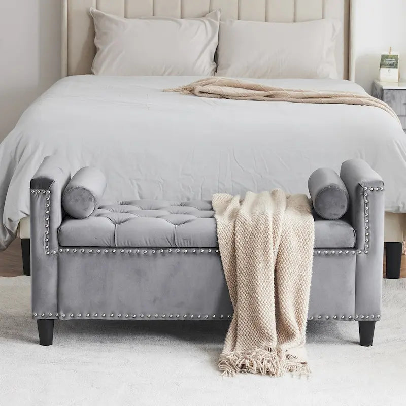 Banc de rangement en velours à capitons avec accoudoirs et garniture cloutée