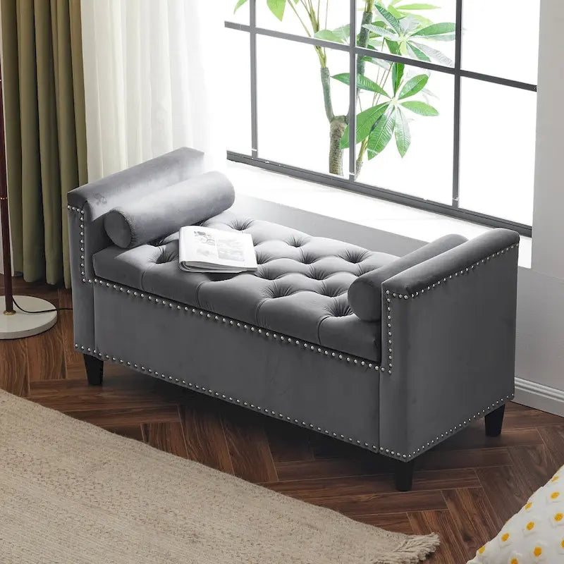 Banc de rangement en velours à capitons avec accoudoirs et garniture cloutée