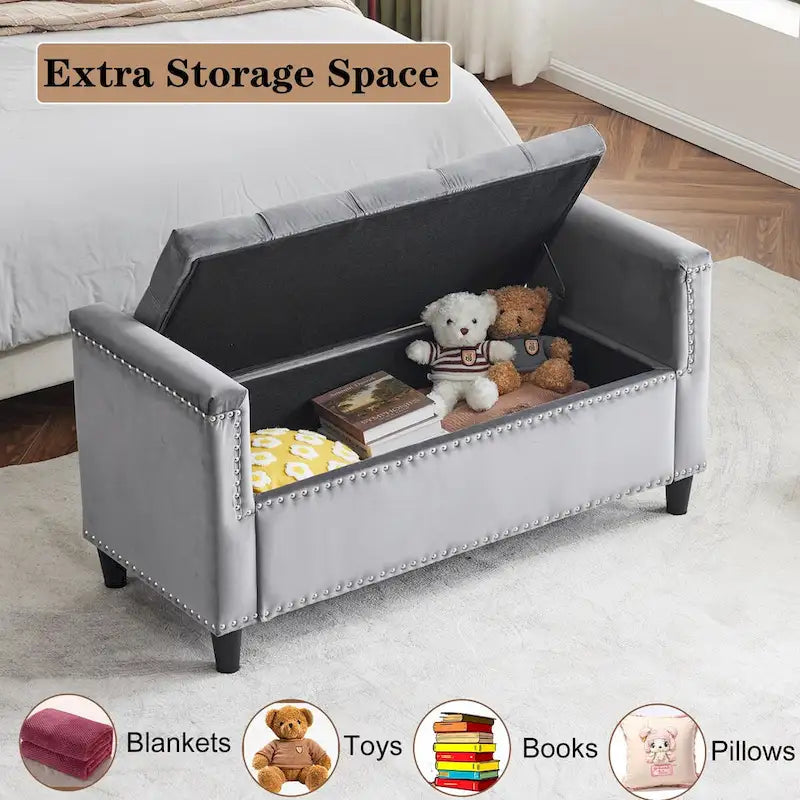 Banc de rangement en velours à capitons avec accoudoirs et garniture cloutée