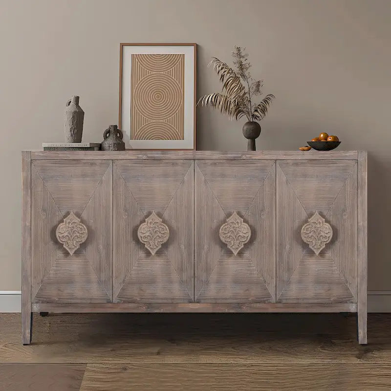 Armoire en bois à quatre portes avec poignées sculptées