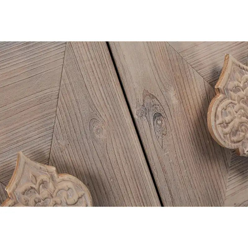 Armoire en bois à quatre portes avec poignées sculptées