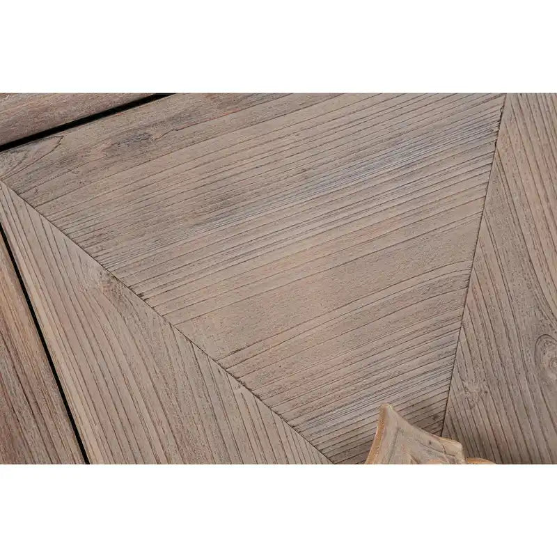 Armoire en bois à quatre portes avec poignées sculptées