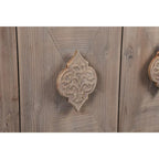 Armoire en bois à quatre portes avec poignées sculptées