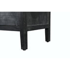 Armoire en bois à quatre portes avec poignées sculptées
