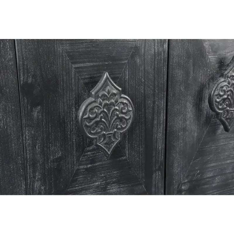 Armoire en bois à quatre portes avec poignées sculptées