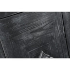 Armoire en bois à quatre portes avec poignées sculptées