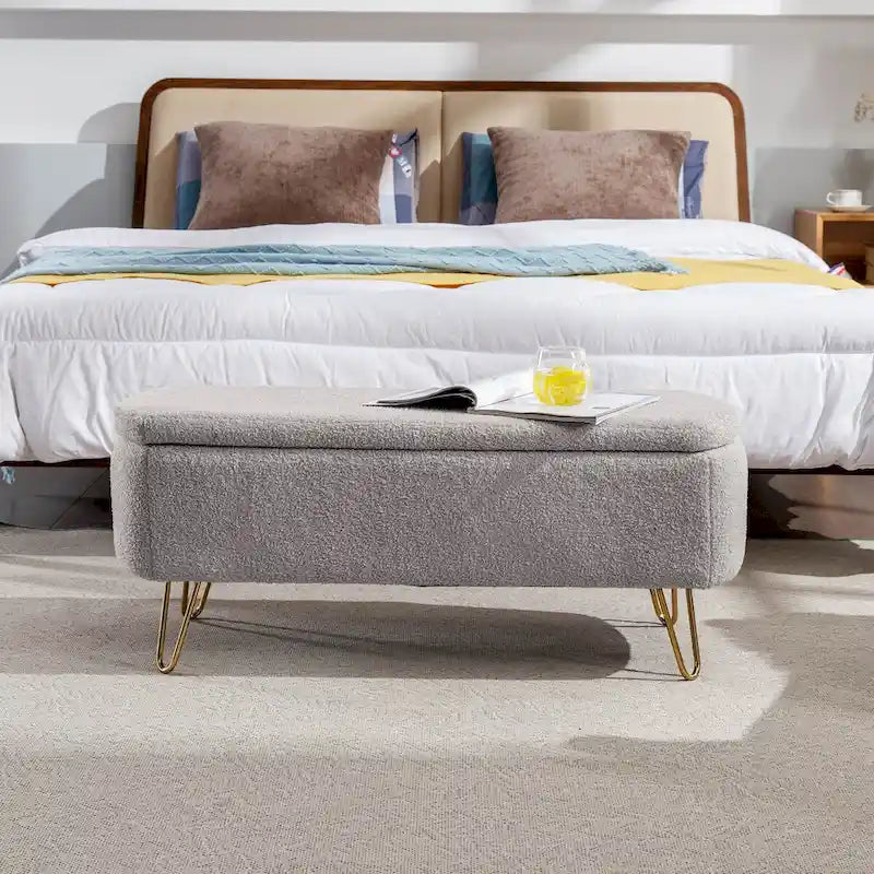Banc de rangement en fausse fourrure grise avec pieds dorés